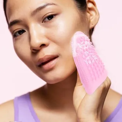 Produktbild von Tragbare manuelle Gesichtsreinigungsbürste aus weichem Silikon in Handschuhform für Peeling und Massage auf Reisen