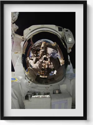 Produktbild von NASA-Astronaut im Weltraum– Wandbild mit Rahmen – Gerahmtes Bild  – Wanddekoration – 50x70 cm –  Schwarz Rahmen