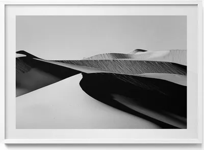 Produktbild von Schwarz-weiße minimalistische Wüstenlandschaft– Wandbild mit Rahmen – Gerahmtes Bild  – Wanddekoration – 100x70 cm –  Weiß Rahmen
