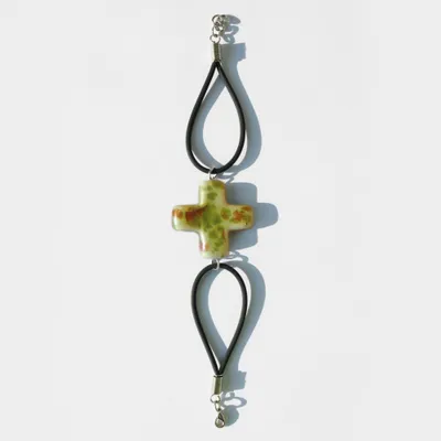 Produktbild von Schlaufenarmband mit Keramikkreuz, grün