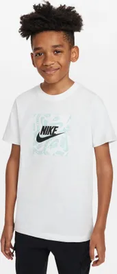 Produktbild von Nike K Nsw Tee Club Sesonal Hbr Gfx 100 White Xs