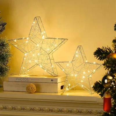 Produktbild von 2 Stück LED Sterne Tischlampe für Weihnachten - Batteriebetrieben/USB-Nachtlicht mit Timer - Elegante Tischdeko in Silber für festliche Beleuchtung