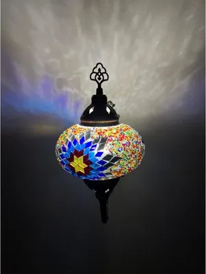 Produktbild von Wandlampe im marokkanischen Stil mit türkischem Mosaik – stimmungsvolle Beleuchtung in Blau und Rot mit Sternenmotiv
