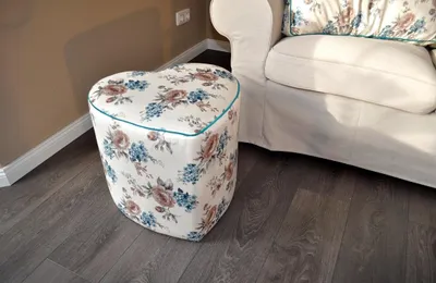 Produktbild von Design Hocker Pouf Carl Svensson Herzform Türkis Creme Rosen Blumen PH-3m