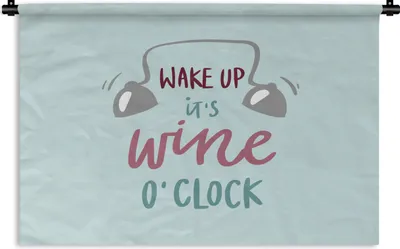 Produktbild von MuchoWow® Wandteppich Wandbehang Zitat "Wake up, it's wine o'clock" auf hellblauem Hintergrund 60x40 cm Tapisserie Dekoration Wandtuch - Wanddekorationen