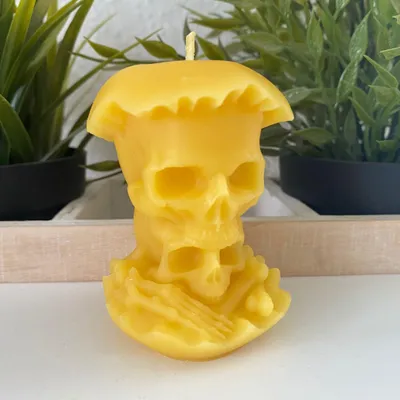 Produktbild von Bienenwachskerze Totenkopf im Apfel 7,5 cm – Bissspur mit Zahnabdrücken handgegossen