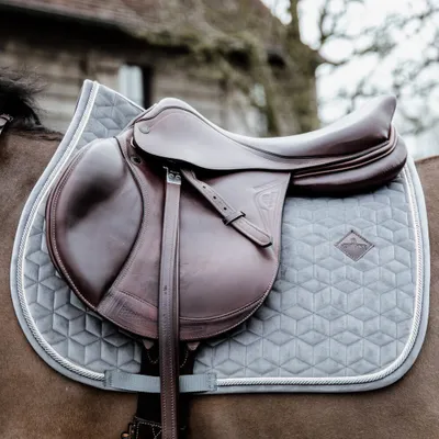 Produktbild von Kentucky Horsewear Springschabracke Basic Velvet Sattelunterlage Grau Full