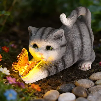 Productafbeelding van Tuindecoratie kat, kattenfiguur voor tuinversiering, grappige kattenfiguren met vlinders, LED-zonneverlichting, zonne-energie aangedreven tuinbeelden, kattenbeeld van kunsthars voor terras, tuin, veranda en gazon (grijs)