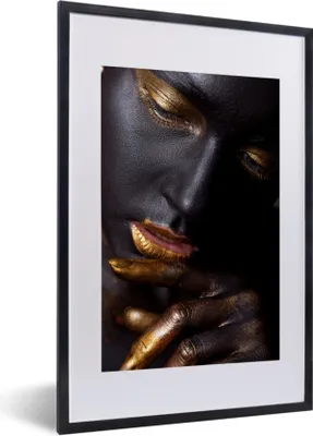 Produktbild von MuchoWow® Gerahmtes Poster Frau - Gold - Schwarz 40x60 cm - Poster mit Schwarzem Bilderrahmen Wandposter Rahmen Foto Bilder - Poster in Rahmen