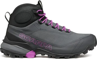 Grauer Scarpa Ribelle Cross 2 Mid GTX Wanderschuh mit schwarzem Schaft und pinken Schnürsenkeln