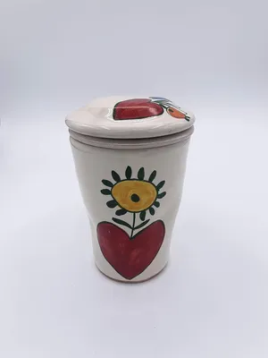 Produktbild von Handgefertigte, handbemalte Keramik-Teetasse mit Teesieb, Herzen und Blumen