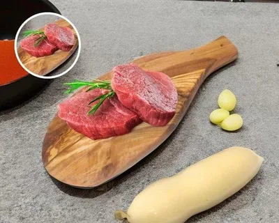 Produktbild von Rustikale Olivenholz-Schneideplatte 42-45 cm mit Handgriff