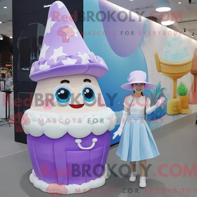 Immagine prodotto di Personaggio mascotte REDBROKOLY di un cono gelato alla lavanda vestito con un abito a trapezio e cappelli