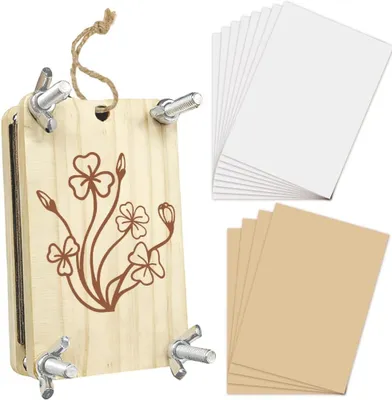 Produktbild von Holz-Blumenpresse-Set – Kleines Blumenpresse-Buch – 6 x 9 cm – 4 Lagen – Kleeblattmuster – Rechteckig – Holzpressplatten