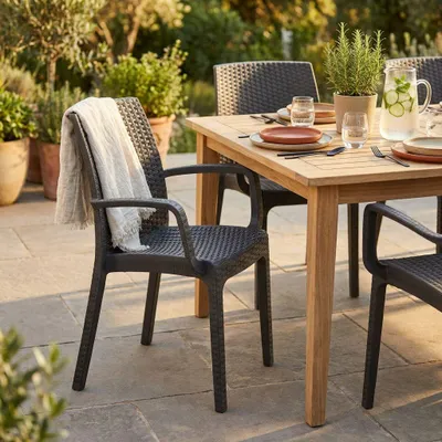 Immagine prodotto di Milani Home - poltrona da giardino impilabile in wicker taupe con braccioli, seduta outdoor per terrazzo, portico e bar