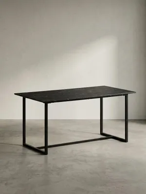 Freistehender Esszimmertisch in luxuriöser schwarzer Marmoroptik mit pulverbeschichteten schwarzen Metallbeinen frontal und gut ausgeleuchtet_#sku_SAFWL6.972#