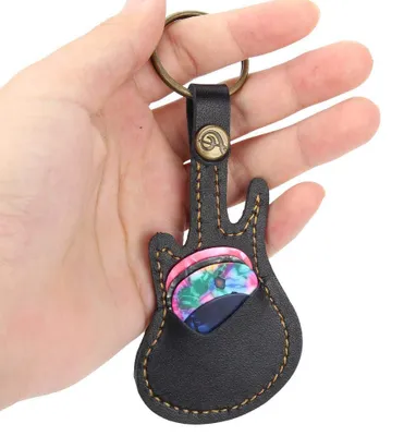 Productafbeelding van Plectrumhouder gitaar - Gitaarvorm - Polyurethanleer - Met sleutelhanger en 5 plectrums