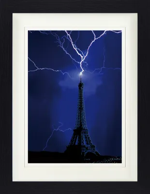 Produktbild von Eiffelturm Gerahmtes Bild Mit Edlem Passepartout | Wand-Bilder | Im Bilderrahmen - Blitzeinschlag Im Jahr 1902 (40 x 30 cm)