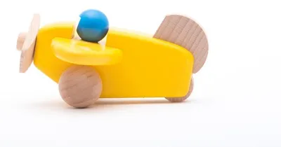 Image de Avion en bois Bajo avec pilote - Jouet jaune