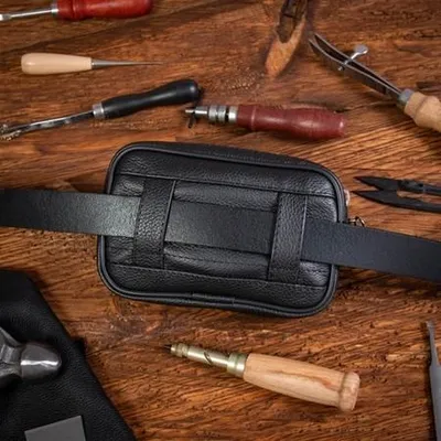 Produktbild von Belveder Herren Gürteltasche Leder für Handy und Alltag, kleine Bauchtasche kompakt praktisch klassisch Schwarz S1MJ