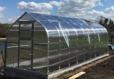 Obrázok produktu pre Skleník KLASIKA STANDART 15 (2,5 x 6 m) so základmi, 4 mm polykarbonátom a strešnými poklopmi s automatickým otváraním.