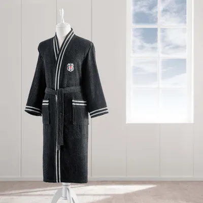 Immagine prodotto di Taç Beşiktaş JK Jacquard Shawl Collar Bathrobe – Accappatoio in cotone 100% – Motivo a club intrecciato e ricamo con logo