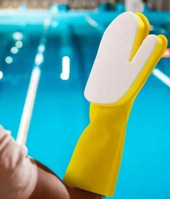 Immagine prodotto di Gre Guanto con spugna per la pulizia della linea di nuoto della piscina