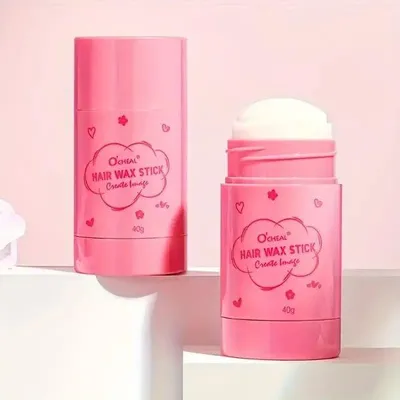 Zwei pinke O'CHEAL Haarwachs-Sticks, einer geschlossen und einer mit freiliegendem weißem Wachs, auf hellrosa Hintergrund
