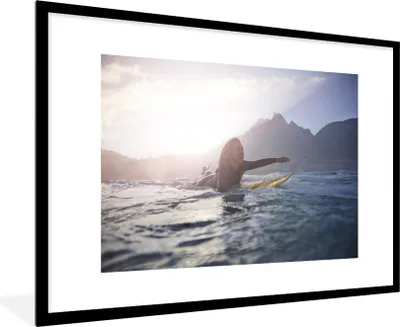 Produktbild von MuchoWow® Gerahmtes Poster Weiblicher Surfer paddelt 90x60 cm - Poster mit Schwarzem Bilderrahmen Wandposter Rahmen Foto Bilder - Wanddekoration - Fotos