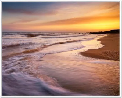 Produktbild von Wallario Wandbild Sonnenuntergang am Strand - Abendspaziergang, Größe: 40,30 x 50,30 cm, Poster mit weißem Aluminiumrahmen
