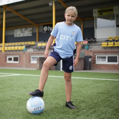 Zdjęcie produktu dla Koszulka piłkarska dla dzieci Manchester City 23/24 - rozmiar 116 - Pierwszy strój sezonu 2023-2024 - Oficjalna Replika - Dziecko