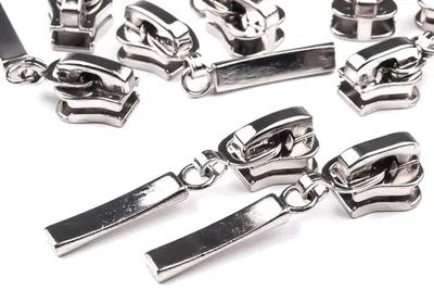 Nahaufnahme von Metall-Zipper Schieber 5mm mit Autolock in Silber für Kunststoffreißverschluss.