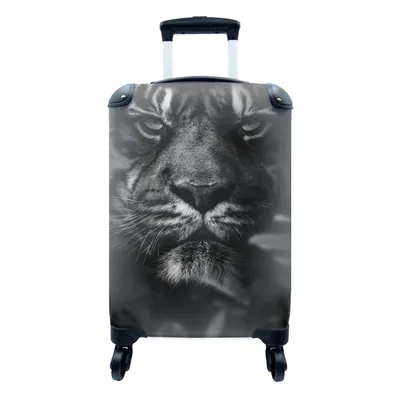 Produktbild von MuchoWow® Koffer Handgepäck Trolley Rollkoffer Kleine Reisekoffer mit 4 Rollen - Nahaufnahme eines Tigers im Dschungel - schwarz und weiß - Cabin Size < 55x40x23 cm & 55x40x20 cm - Fotokoffer - Kabinenkoffer - Boardgepäck - Reise-Box - Reisekoffer - Reisegepäck - Koffer mit Bild - Trolley für Kinder