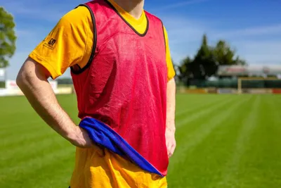 Produktbild von POWERSHOT Wendeleibchen/Trainingsleibchen Fussball - Größe M/L - 2-farbig BLAU/ROT - Profi QUALITÄT Sport Leibchen