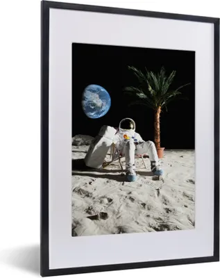 Produktbild von MuchoWow® MuchoWow® Gerahmtes Poster Astronaut - Mond - Palme - Liegestuhl 30x40 cm - Poster mit zchwarzem Bilderrahmen - Wandposter Schlafzimmer