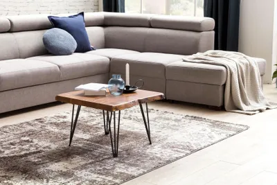 Couchtisch Sheesham Massivholz mit Baumkante und schwarzen Metallbeinen, Gesamtansicht.