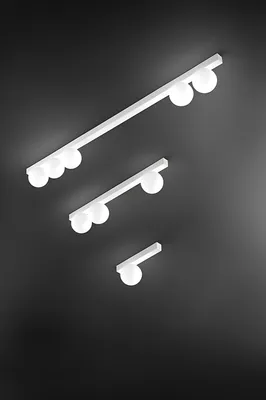 Image de Plafonnier Moderne À 3 Lumières En Métal Blanc Mat Avec Diffuseurs Sphériques En Verre Blanc Acide - Design Élégant 60 Cm - Marque Perenz