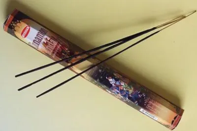Das Bild zeigt eine Schachtel Räucherstäbchen Zimt Sandel der Firma Krishan.