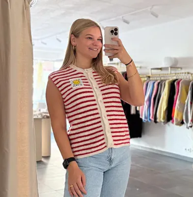 Produktbild von Strickweste gestreift Damen "Alina" Weiß mit roten Streifen mit Knopfleiste, Frauen Westen, Westen Outdoor Frau, ärmellos Strick Weste mit Smiley