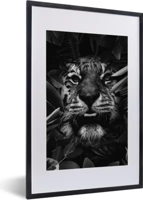 Produktbild von MuchoWow® Gerahmtes Poster Tiger zwischen den Pflanzen - schwarz und weiß 40x60 cm - Poster mit Schwarzem Bilderrahmen Wandposter Rahmen Foto Bilder - Poster in Rahmen