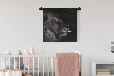 Produktbild von MuchoWow® Wandteppich Wandbehang Löwe - Rauchen - Schwarz - Weiß 60x60 cm Tapisserie Dekoration Wandtuch - Dekorationen - Wand Decke
