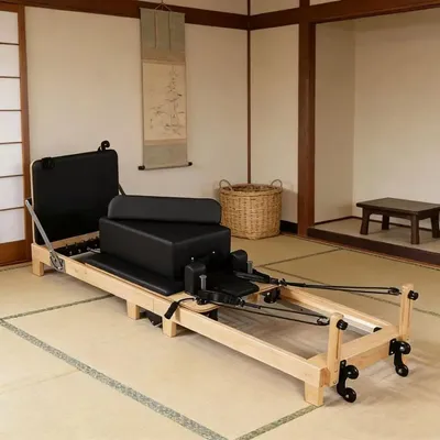 Produktbild von Pilates Reformer Trainingsgerät - P053 - Klappbar - Verstellbarer Widerstand - Eiche/Ahorn-Holz - 240×60×30 cm - Schwarz