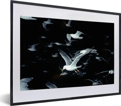 Produktbild von MuchoWow® MuchoWow® Gerahmtes Poster Vogel - Schwarz - Schwarm 60x40 cm - Poster mit zchwarzem Bilderrahmen - Schlafzimmer - Plakat in Rahmen - Drucken