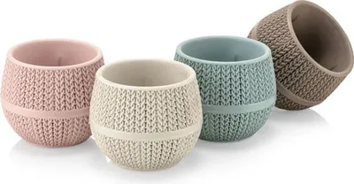 Image de Lot de 4 petits pots de fleurs en plastique avec drainage et motif au crochet ou tricoté, disponibles en plusieurs couleurs