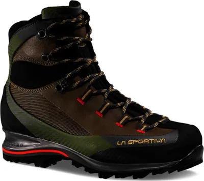 Brauner und schwarzer La Sportiva Trango Trk Leather GTX Schuh mit gelb-schwarzen Schnürsenkeln und rotem Detail an der Sohle