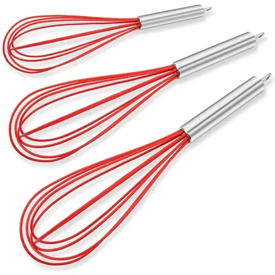 Produktbild von 3 Silikon-Schneebesen aus lebensmittelechtem Edelstahl mit BPA-freier Silikonbeschichtung – robust, hitzebeständig und ideal zum Schlagen, Rühren und Mischen. Das Set umfasst drei Größen (20 cm, 25 cm, 30 cm) für vielseitige Küchenaufgaben: Dressings anrühren, Eier aufschäumen oder Pfannkuchenteig verrühren. Jeder Schneebesen verfügt über einen ergonomischen Edelstahlgriff mit Aufhängelöchern und Antihaft-Oberfläche – einfach zu reinigen, spülmaschinengeeignet und langlebig. Ein praktisches, durchdachtes Kü