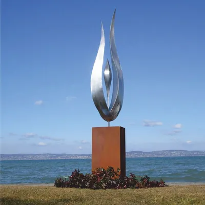 Produktbild von Casa Padrino Luxus Garten Deko Metall Skulptur mit Säule Silber / Rost H. 324 cm