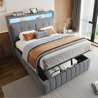 Zdjęcie produktu dla Łóżko tapicerowane o wymiarach 140x200 cm w kolorze szarym, wyposażone w podświetlenie LED, gniazdo USB, zagłówek z półką i schowkami, przestrzeń do przechowywania z podnoszeniem hydraulicznym oraz stelaż