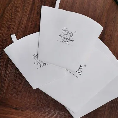 Zdjęcie produktu dla Trzy bawełniane rękawy cukiernicze do przygotowywania polew na torty, ciastka, babeczki i desery. Rozmiary: 30, 35, 40, 40 cm