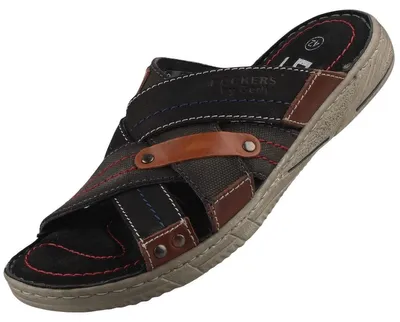 Das Bild zeigt einen flachen schwarzen Schuh der auf der linken Seite abgebildet ist. Man sieht die Außenseite des Schuhs die glatt und schlicht gestaltet ist.